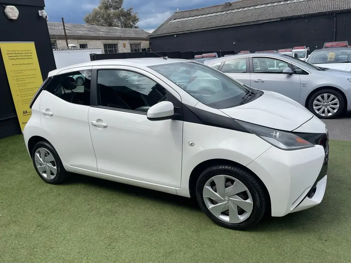 Usado Toyota Aygo X-play 69 HP (50 kW) 2015 Branco Citadino