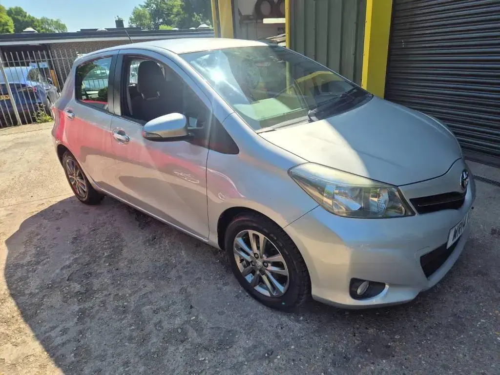 Used Toyota Yaris 99 HP (72 kW) 2014 Silver Hatchback
