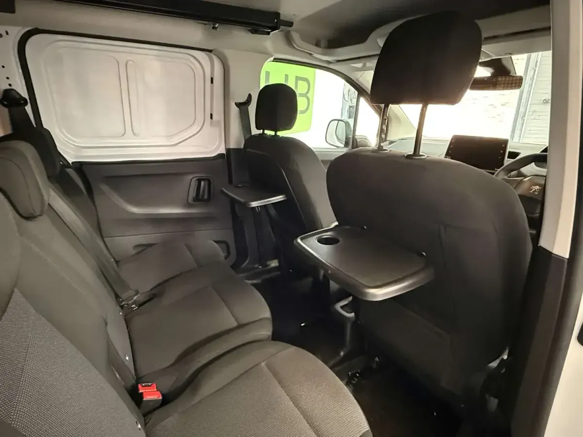 Begagnad Peugeot Partner 131 HK (96 kW) 2023 Vit Minibuss