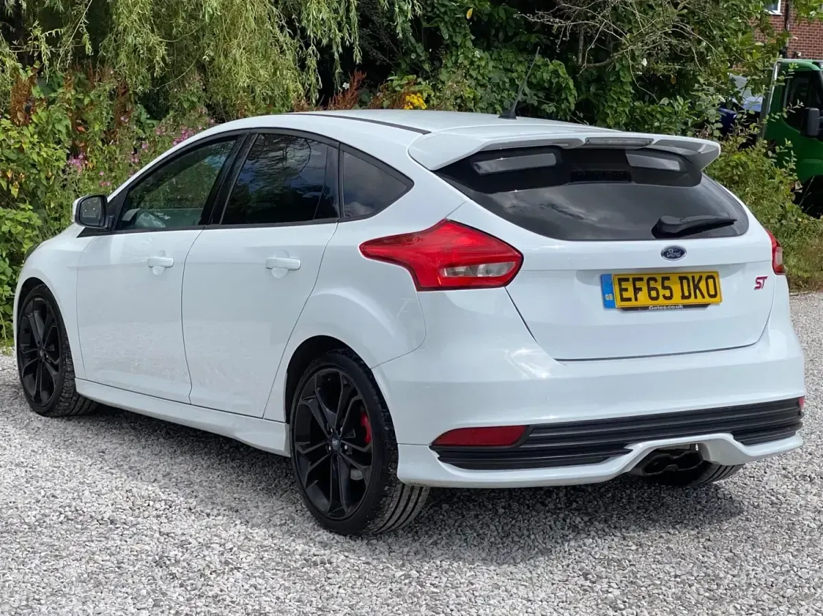 Usado Ford Focus ST 250 HP (183 kW) 2015 Branco Citadino