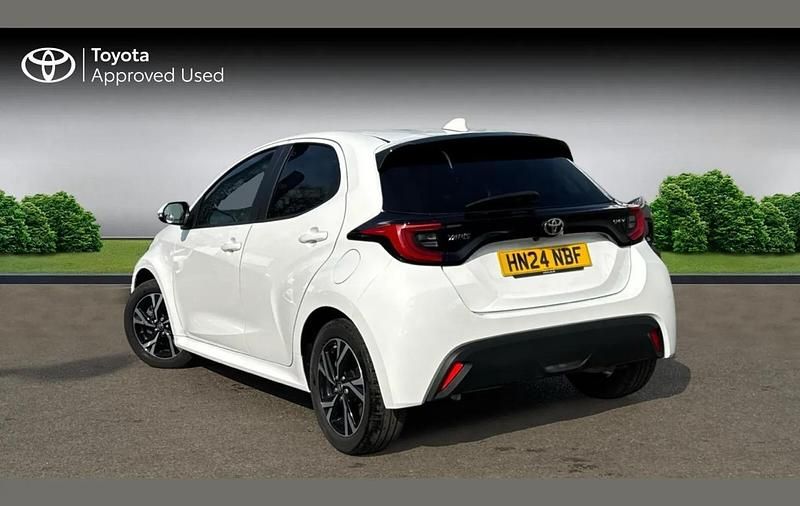 Used Toyota Yaris Hybrid Design 116 HP (85 kW) 2024 White Hatchback