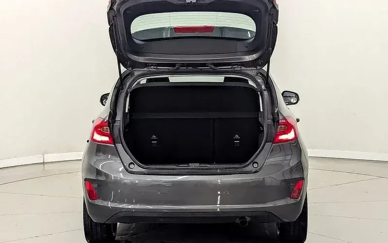 Begagnad Ford Fiesta Zetec 101 HK (74 kW) 2019 Grå Halvkombi