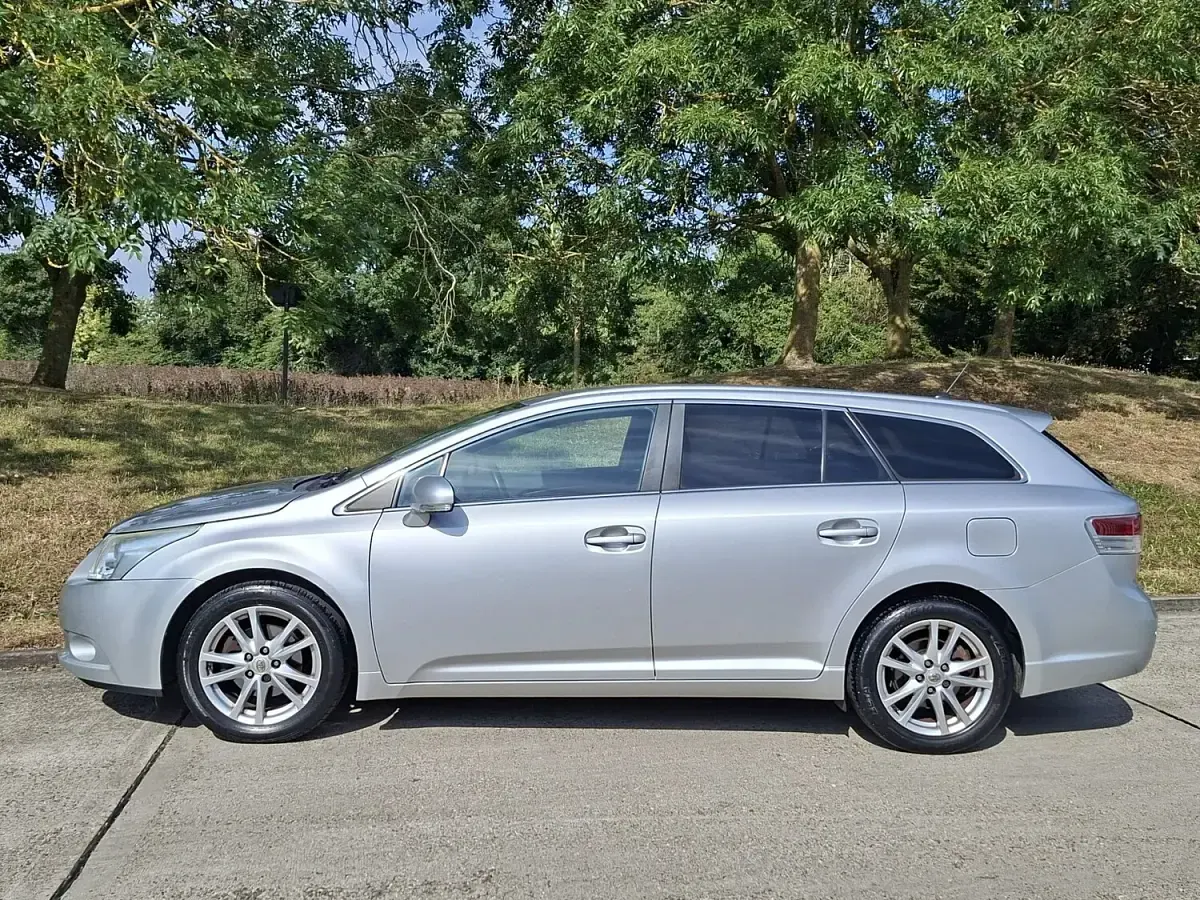 Used Toyota Avensis 147 HP (108 kW) 2010 Silver Estate