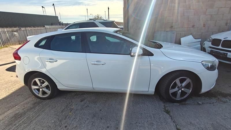 Used Volvo V40 2013 White Hatchback
