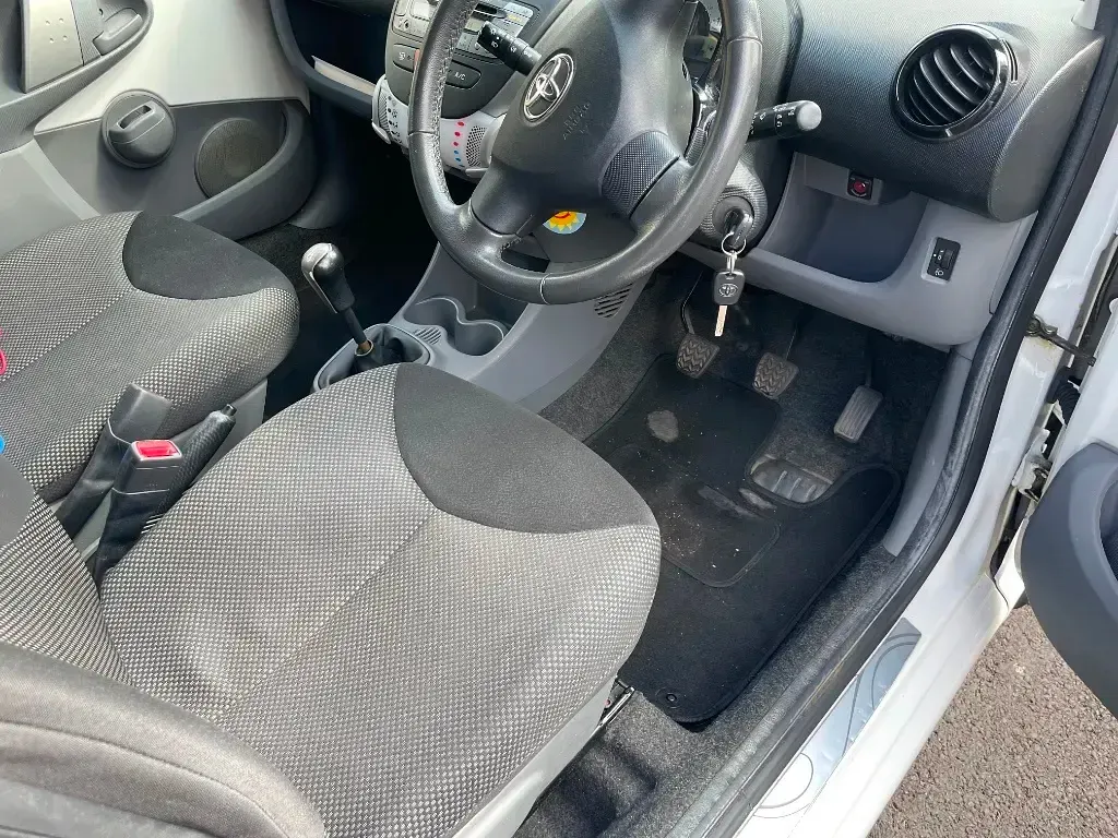 Used Toyota Aygo 68 HP (50 kW) 2012 White Hatchback