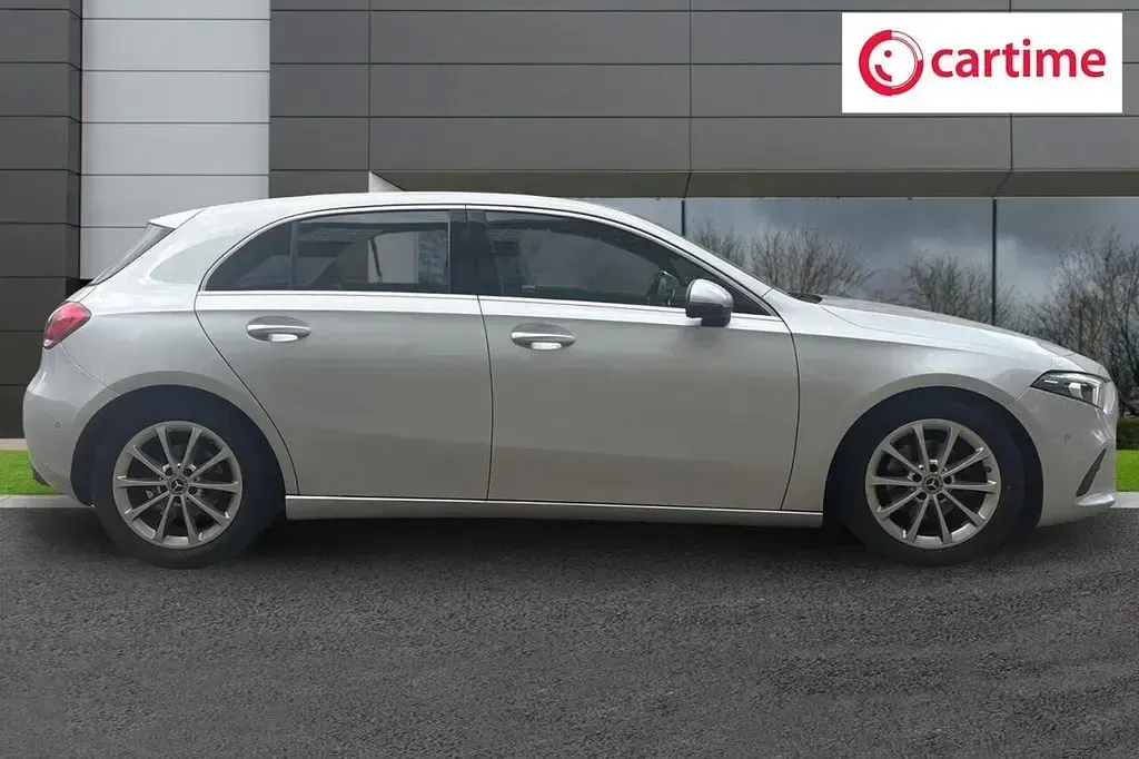 Begagnad Mercedes A180 Executive 136 HK (100 kW) 2019 Silver Halvkombi