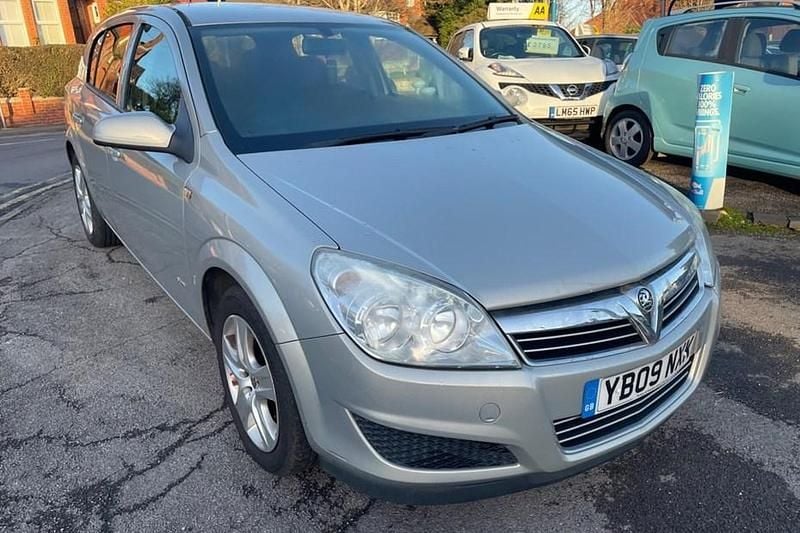 Silver Used 2009 Vauxhall Astra Club Hatchback | £2,495 (Good price) - Image 1/1