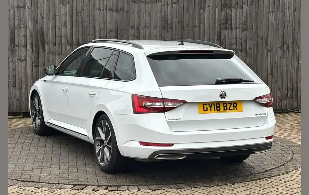 Used Skoda Superb SportLine 150 HP (110 kW) 2018 White Estate