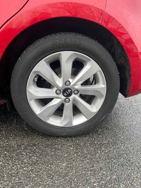 Used Kia Rio 84 HP (61 kW) 2016 Red Hatchback