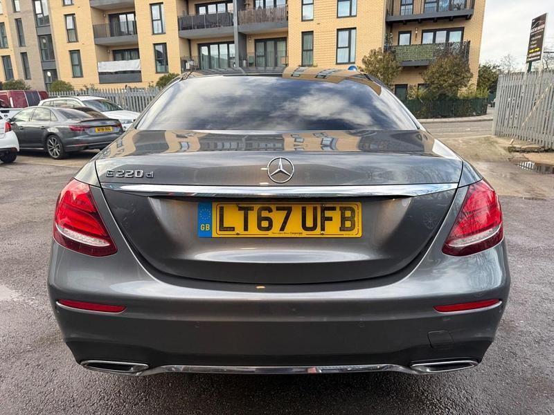 Begagnad Mercedes E220 AMG line 2017 Grå Sedan