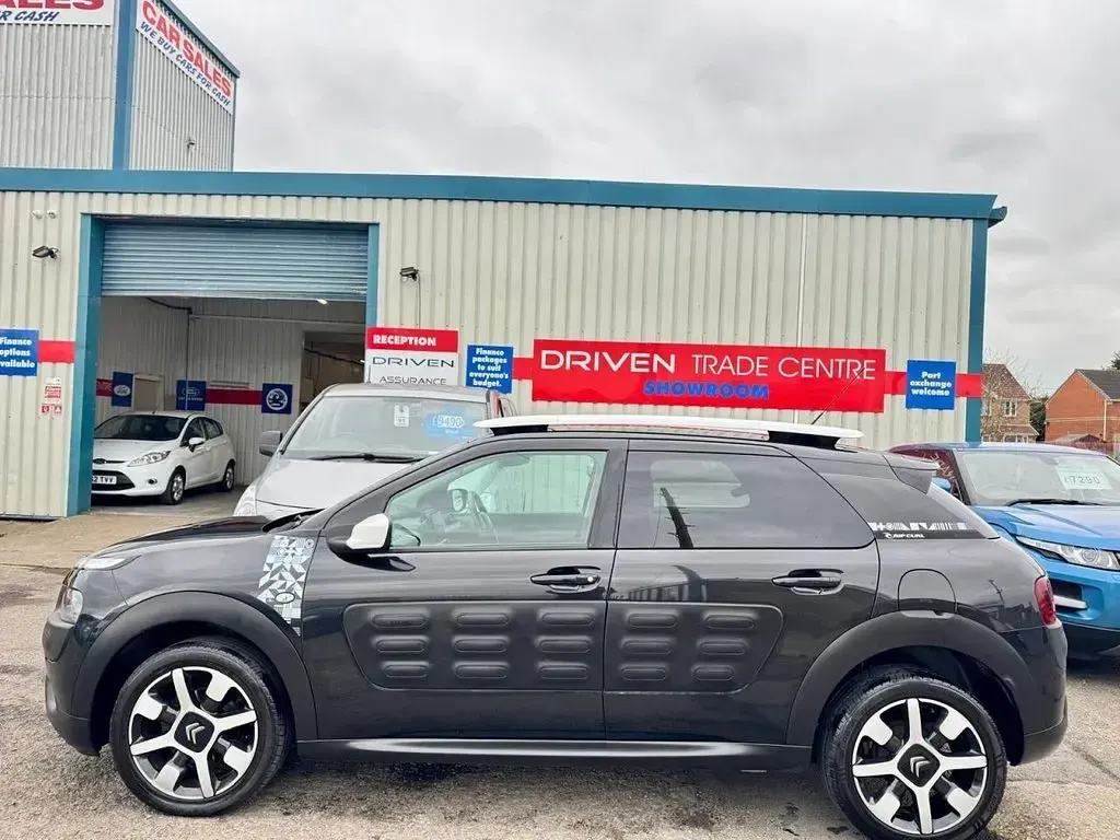 Used Citroën C4 Cactus Rip Curl 100 HP (73 kW) 2016 Black Hatchback