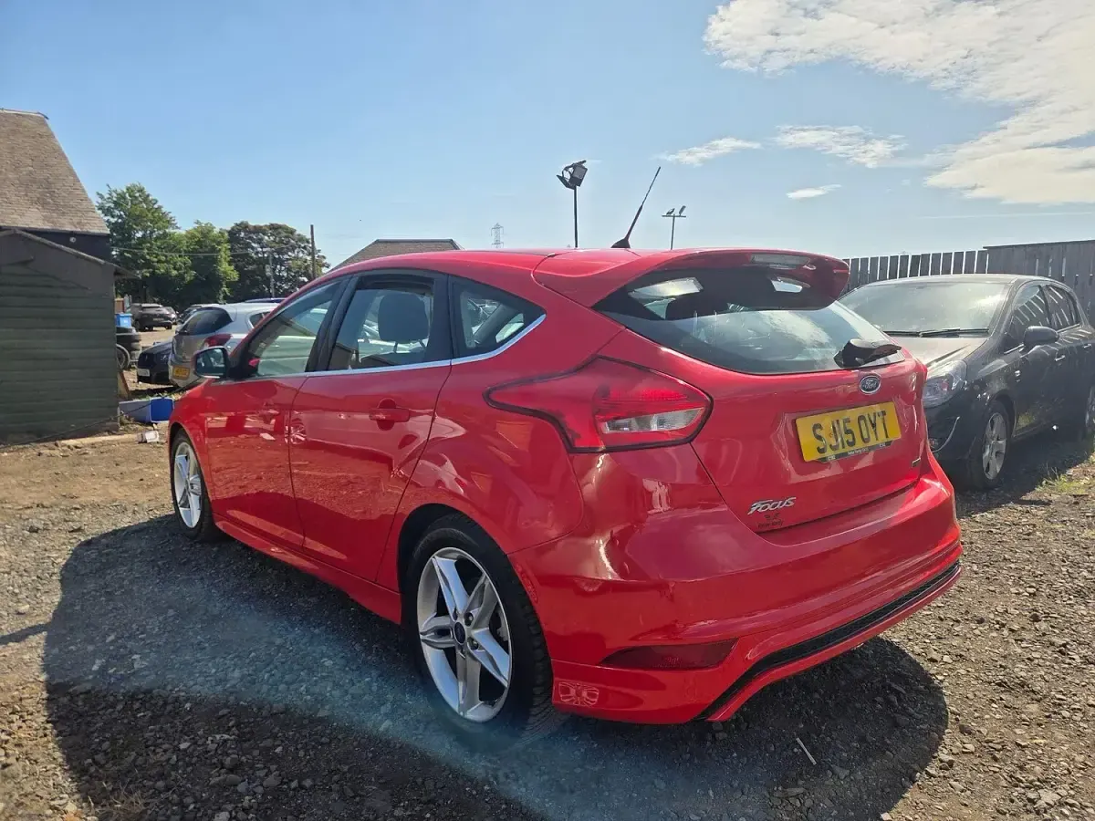 Used Ford Focus Zetec 125 HP (91 kW) 2015 Red Hatchback