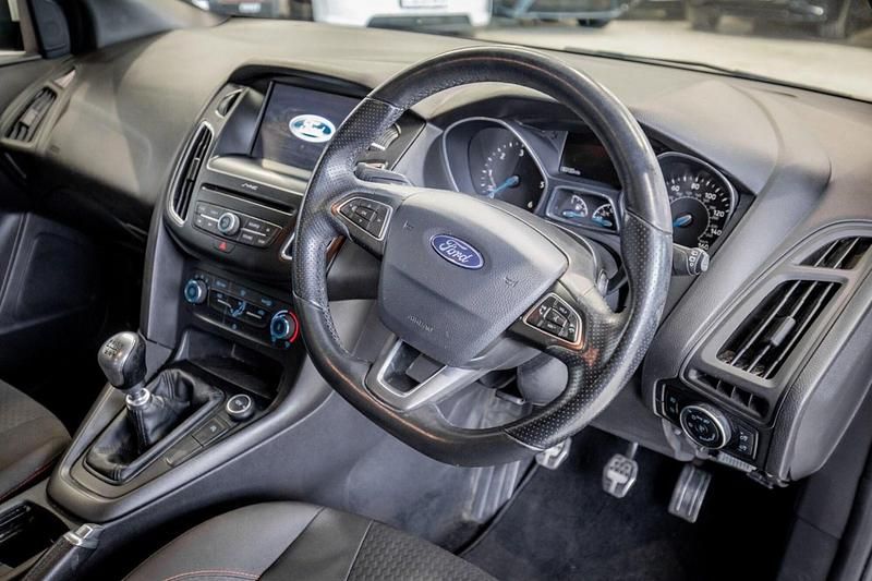 Used Ford Focus ST-Line 120 HP (88 kW) 2017 Silver Hatchback