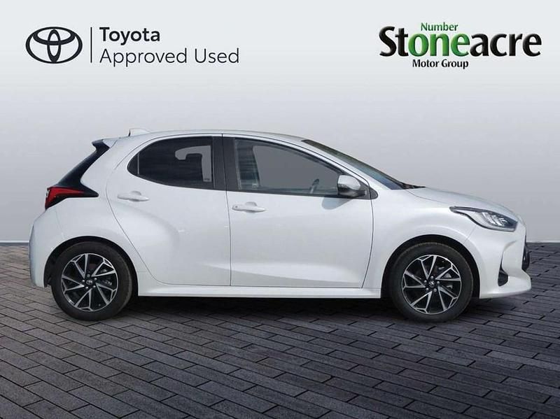 Used Toyota Yaris Hybrid Design 113 HP (83 kW) 2023 White Hatchback