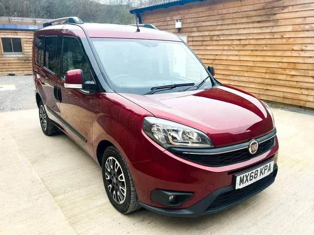 Begagnad Fiat Doblò Lounge 2018 Röd Minibuss