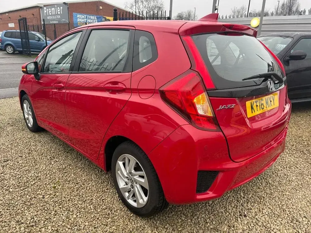 Used Honda Jazz SE 102 HP (75 kW) 2016 Red Hatchback