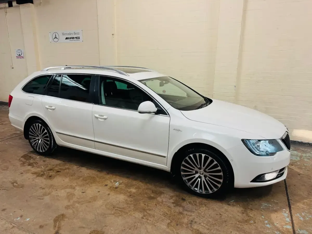 Gebraucht Skoda Superb 170 PS (125 kW) 2013 Weiß Kombi