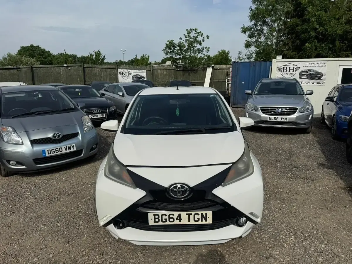 Used Toyota Aygo x-press 2014 White Hatchback