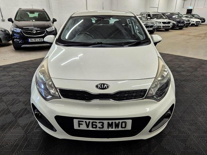 Used Kia Rio 107 HP (78 kW) 2013 White Hatchback