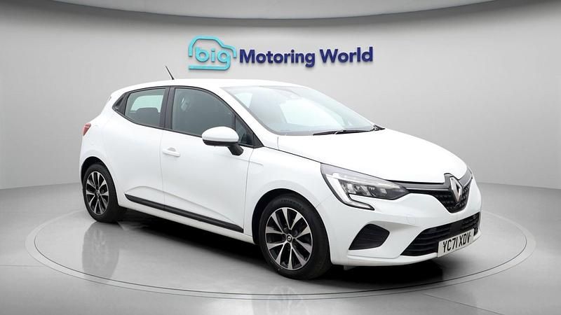 Used Renault Clio V Iconic 90 HP (66 kW) 2021 White Hatchback