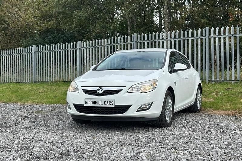 White Used 2011 Vauxhall Astra Excite Hatchback | £2,000 (Good price) - Image 1/1