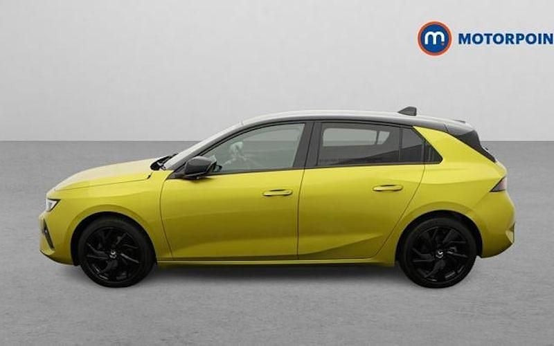 Used Vauxhall Astra 131 HP (96 kW) 2024 Yellow/black Hatchback