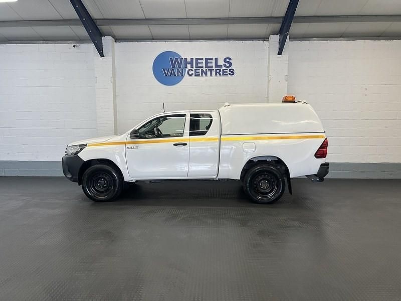 Used Toyota HiLux Active 150 HP (110 kW) 2020 White Pickup