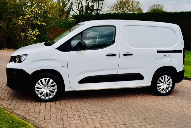 Used Peugeot Partner Premium 130 HP (95 kW) 2022 White MPV