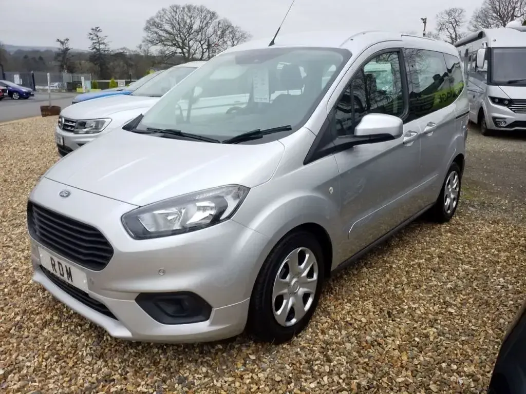 Usado Ford Tourneo Courier Zetec 2019 Plateado Monovolumen