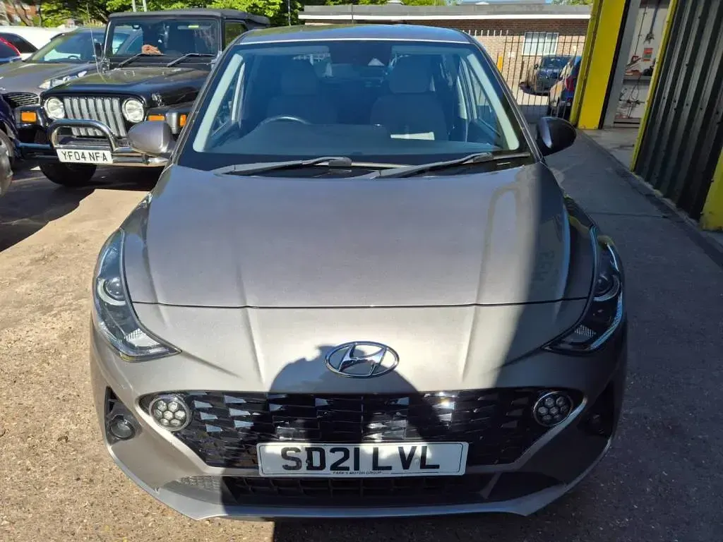 Used Hyundai i10 Premium 67 HP (49 kW) 2021 Bronze Hatchback