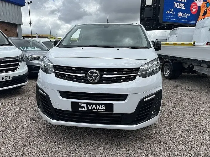 Used Vauxhall Vivaro 120 HP (88 kW) 2023 White MPV