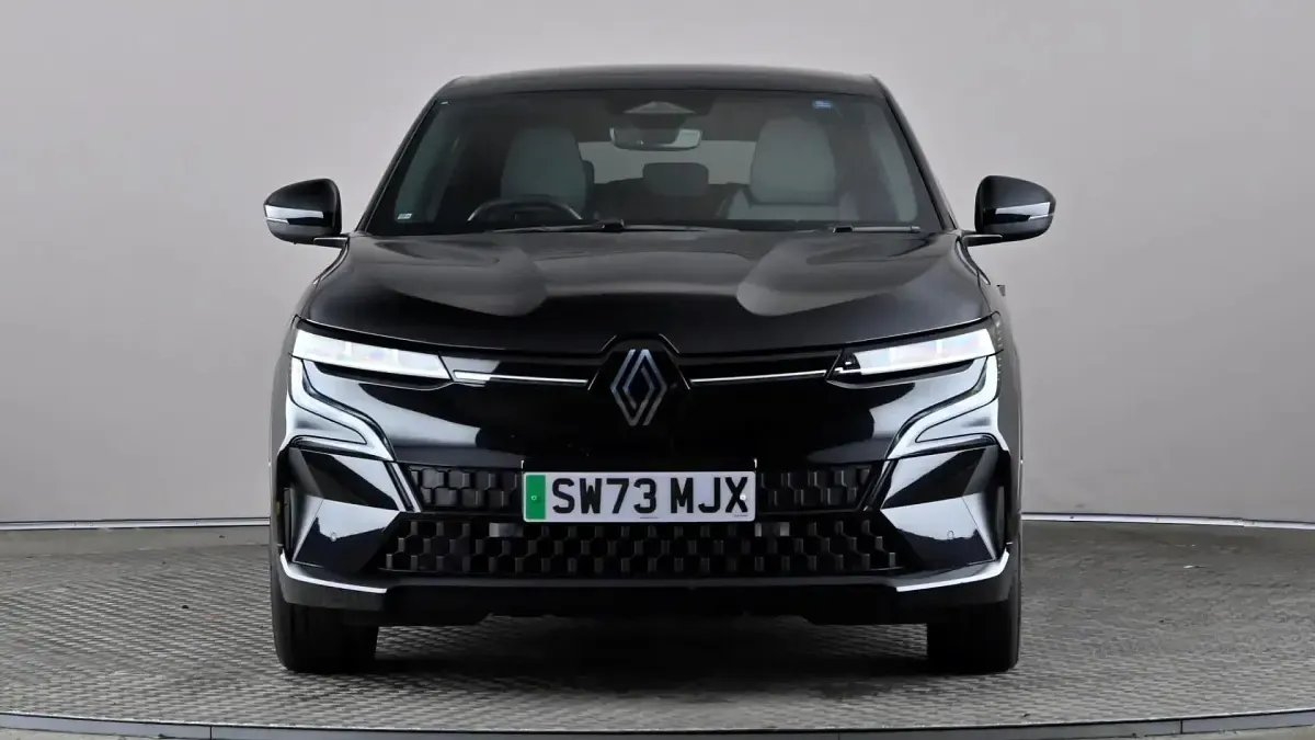 Begagnad Renault Megane E-Tech Techno 159 kW (217 HK) 2024 Svart Halvkombi
