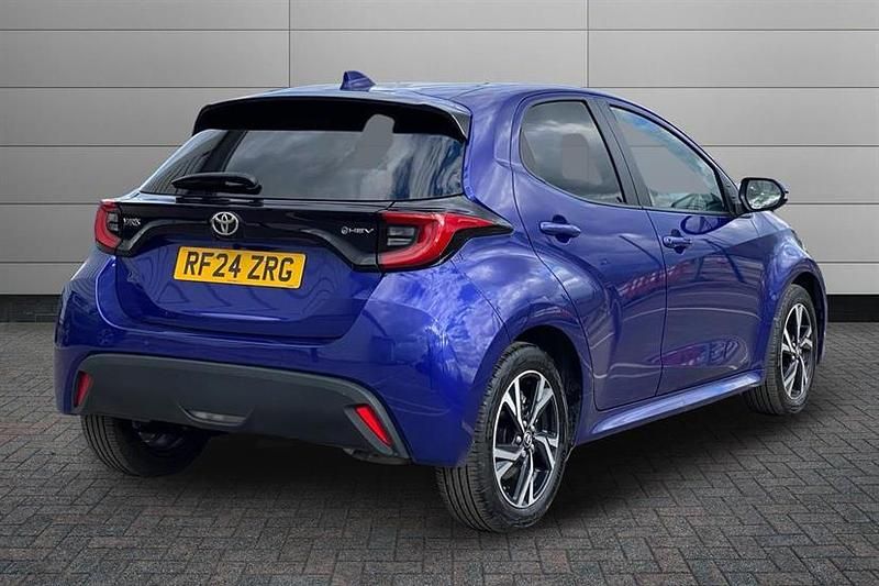 Used Toyota Yaris Hybrid Design 116 HP (85 kW) 2024 Blue Hatchback