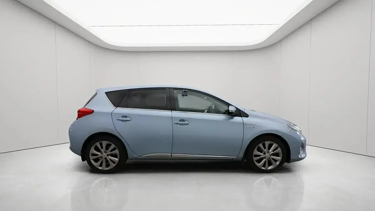 Used Toyota Auris Hybrid 136 HP (100 kW) 2014 Blue Hatchback