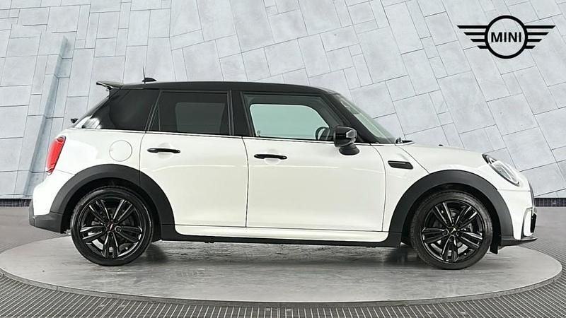 Usado Mini Cooper Hatch 134 HP (98 kW) 2023 Branco Citadino