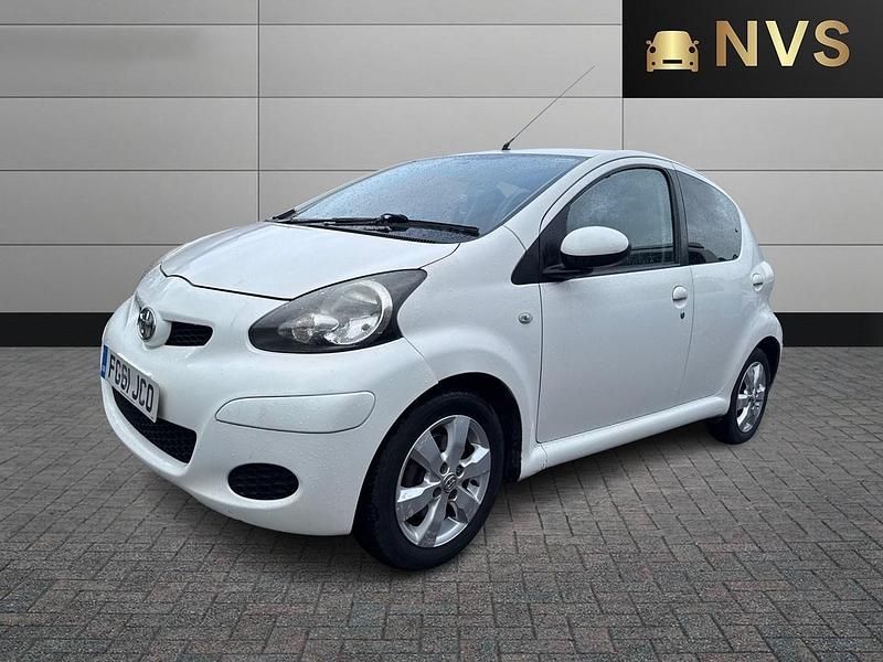 Begagnad Toyota Aygo 68 HK (50 kW) 2011 Vit Halvkombi