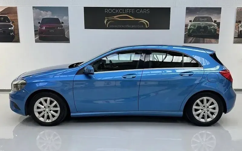 Używany Mercedes A180 SE 109 KM (80 kW) 2015 Niebieski Hatchback