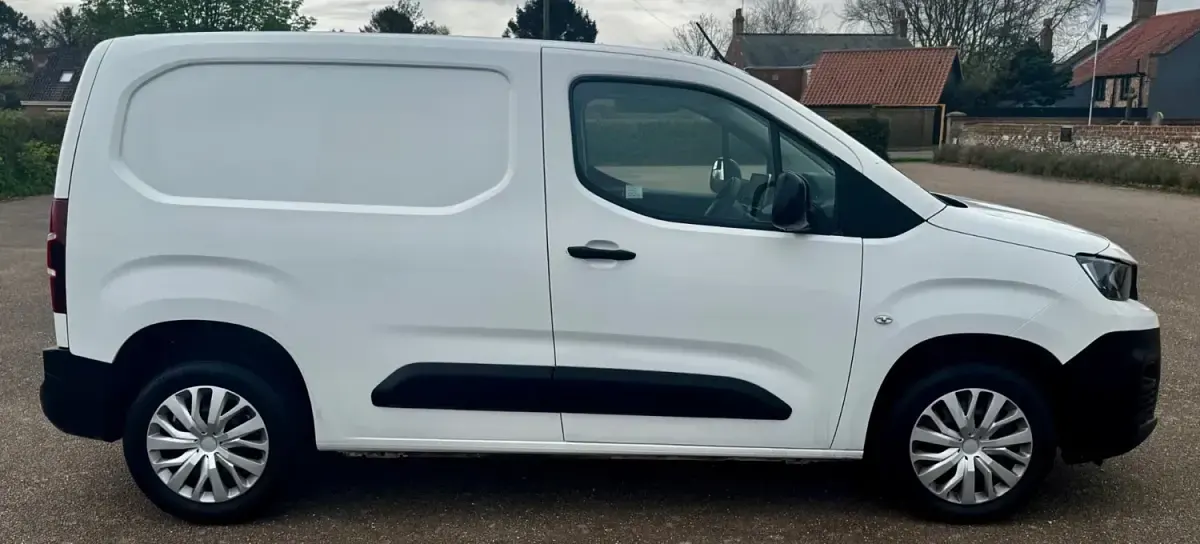 Second-hand Peugeot Partner 131 CP (96 kW) 2022 Alb Monovolum