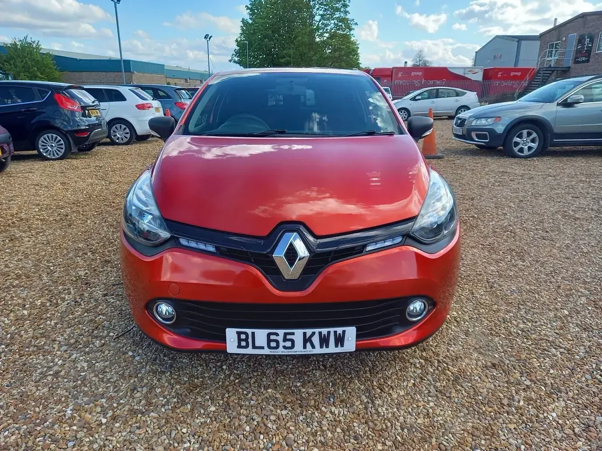Used Renault Clio Play 75 HP (55 kW) 2016 Red Hatchback
