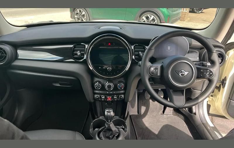 Used Mini Cooper Classic 134 HP (98 kW) 2022 White Hatchback