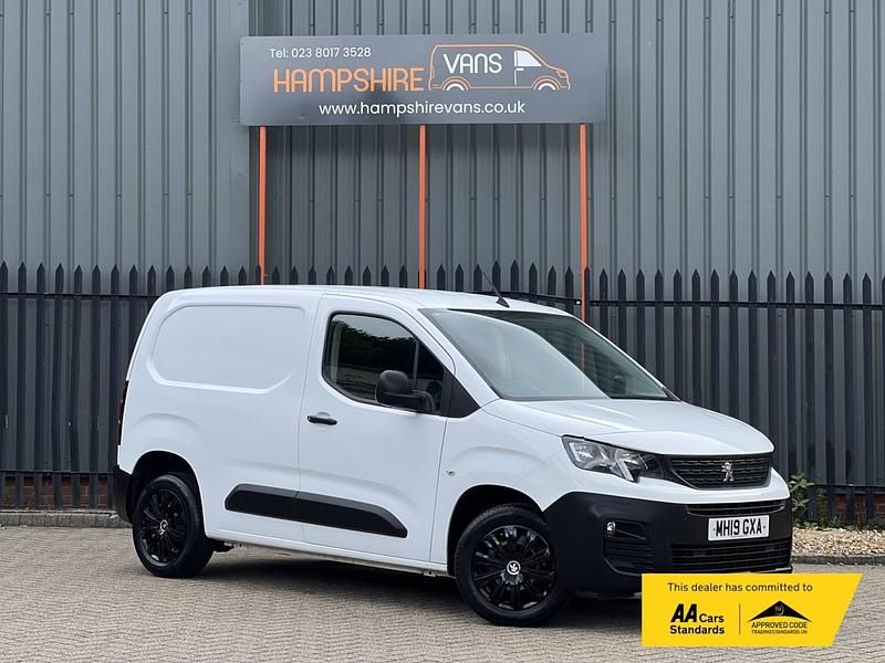 White Used 2019 Peugeot Partner MPV | £7,343 (Fair price) - Image 1/4