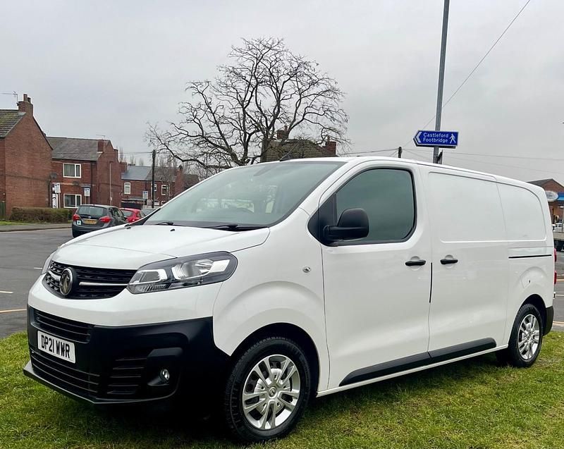 Used Vauxhall Vivaro 120 HP (88 kW) 2021 White MPV