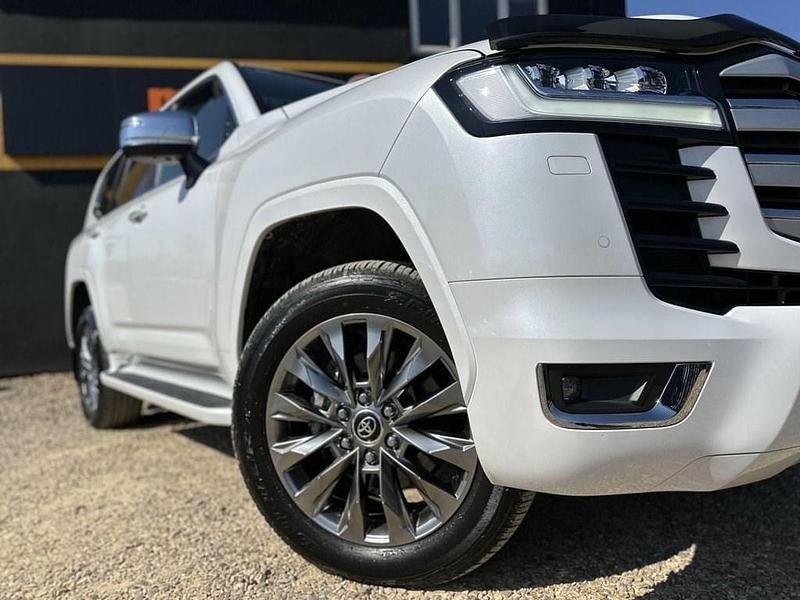 Used Toyota Land Cruiser 309 HP (227 kW) 2024 White