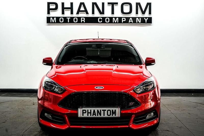 Used Ford Focus ST 250 HP (183 kW) 2016 Red Hatchback