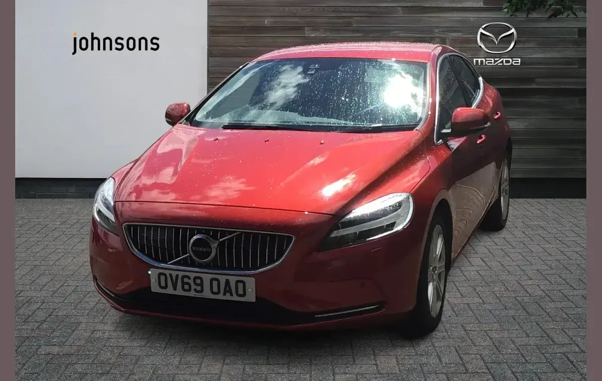 Used Volvo V40 Inscription 150 HP (110 kW) 2019 Red Hatchback