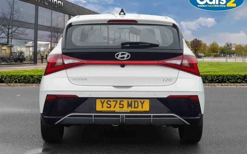 New Hyundai i20 Advanced 101 HP (74 kW) 2025 White Hatchback