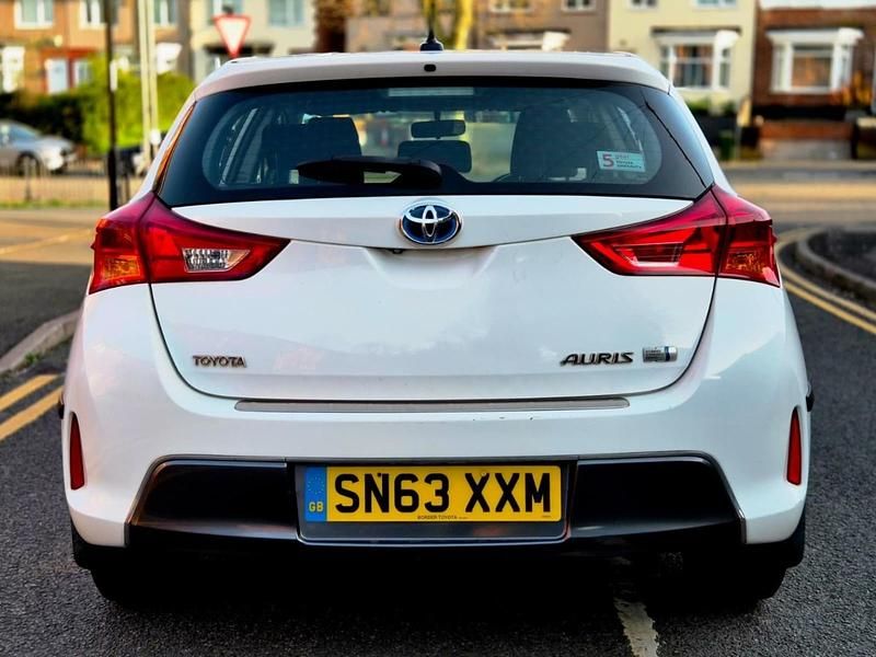 Used Toyota Auris Hybrid 136 HP (100 kW) 2013 White Hatchback