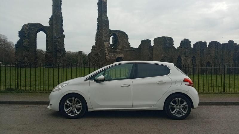 Used Peugeot 208 Allure 92 HP (67 kW) 2014 White Hatchback
