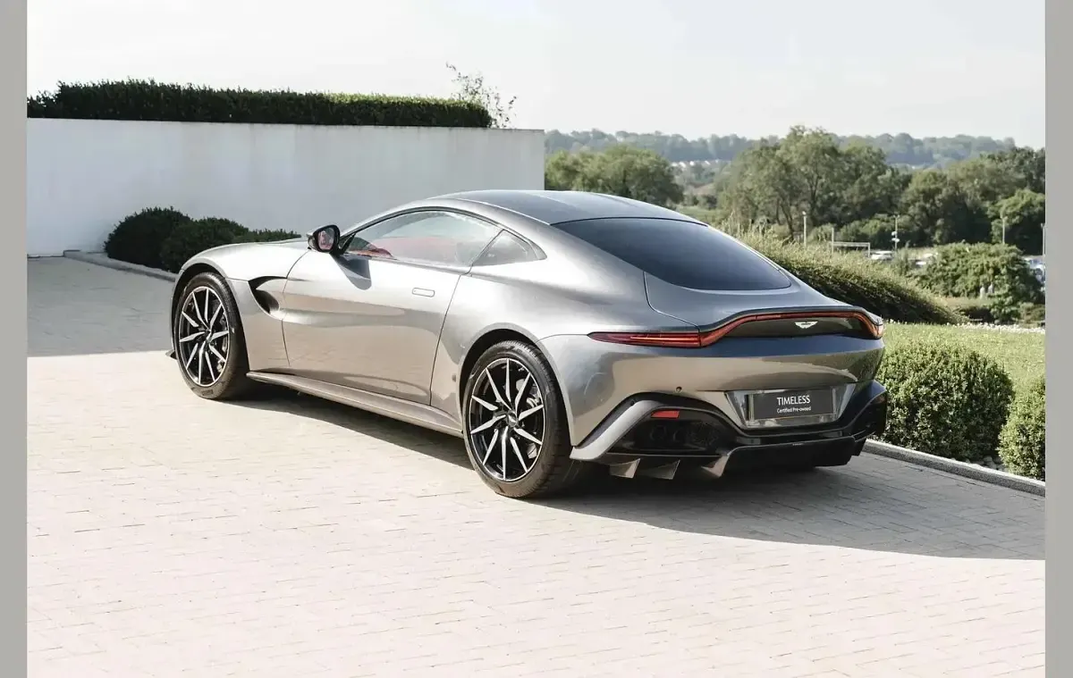 Used Aston Martin Vantage 502 HP (369 kW) 2018 Silver Coupe