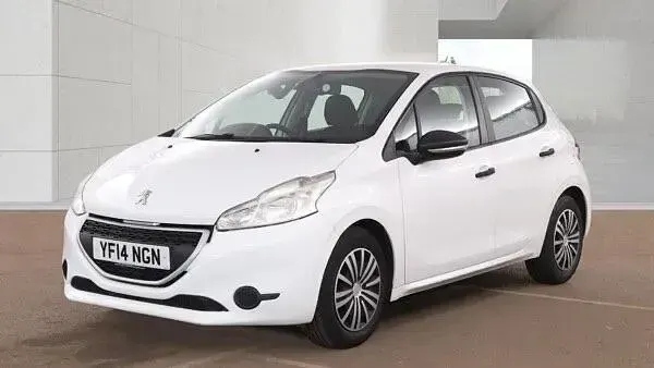 Used Peugeot 208 Access 68 HP (50 kW) 2014 White Hatchback